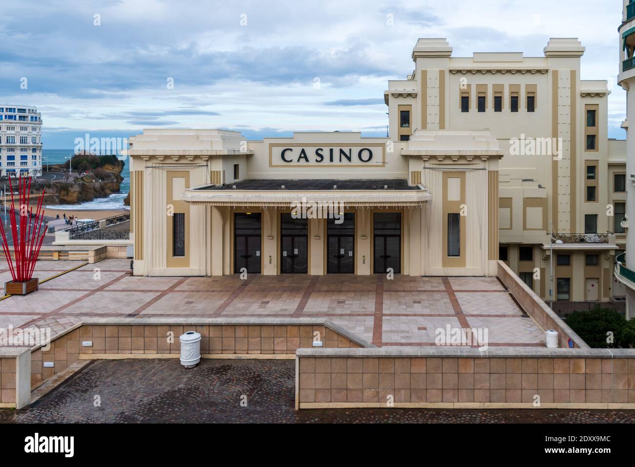 BIARRITZ, FRANCE - 23 DÉCEMBRE 2020 : vue extérieure du casino de Biarritz, célèbre bâtiment de style art déco situé à côté de la plage Banque D'Images