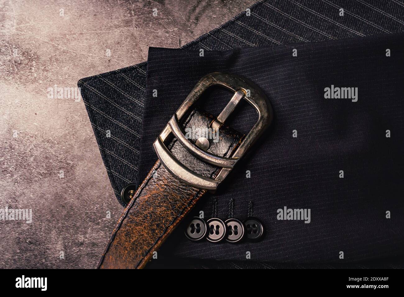 Illustration d'une ceinture en cuir avec boucle de ceinture chromée sur les  parties d'un gilet rayé gris et partie d'une manche d'une veste Photo Stock  - Alamy