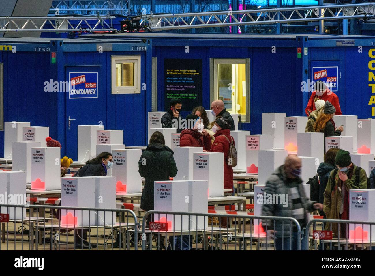 Wien, Vienne: Essai rapide gratuit COVID-19 de la ville de Vienne en face de l'Autriche Centre Vienne, les gens attendent 10 minutes pour que l'échantillon soit eff Banque D'Images Wien, Vienne: Essai rapide gratuit COVID-19 de la ville de Vienne en face de l'Autriche Centre Vienne, les gens attendent 10 minutes pour que l'échantillon soit eff Banque D'Images