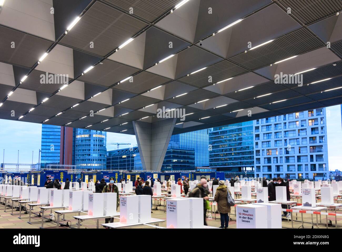 Wien, Vienne: Essai rapide gratuit COVID-19 de la ville de Vienne en face de l'Autriche Centre Vienne, les gens attendent 10 minutes pour que l'échantillon soit eff Banque D'Images Wien, Vienne: Essai rapide gratuit COVID-19 de la ville de Vienne en face de l'Autriche Centre Vienne, les gens attendent 10 minutes pour que l'échantillon soit eff Banque D'Images