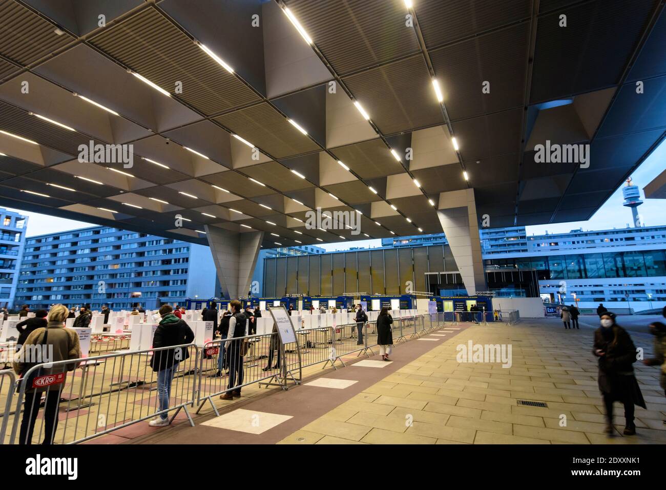 Wien, Vienne: Essai rapide gratuit COVID-19 de la ville de Vienne en face de l'Autriche Centre Vienne, les gens attendent 10 minutes pour que l'échantillon soit eff Banque D'Images Wien, Vienne: Essai rapide gratuit COVID-19 de la ville de Vienne en face de l'Autriche Centre Vienne, les gens attendent 10 minutes pour que l'échantillon soit eff Banque D'Images