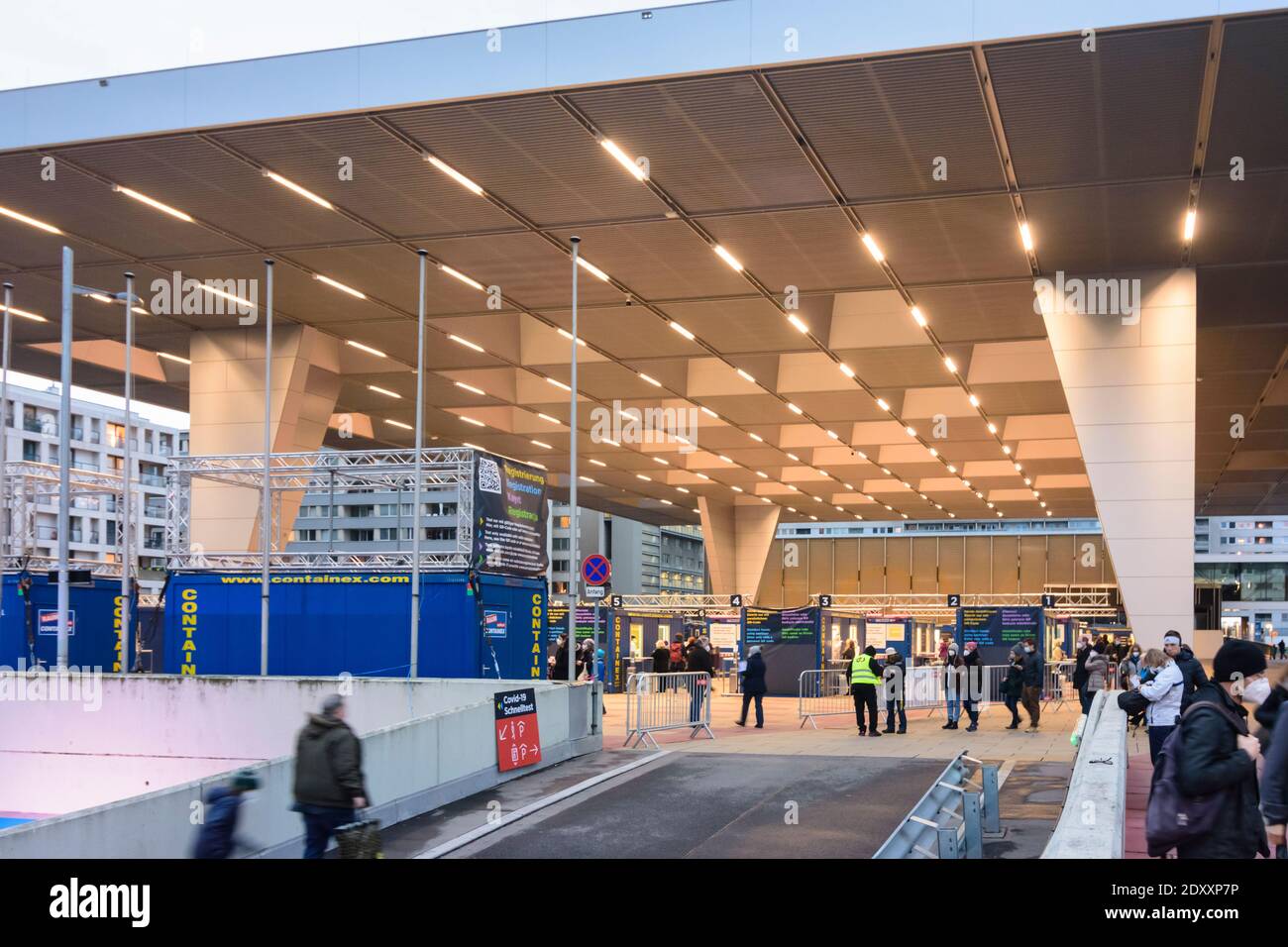 Wien, Vienne: Essai rapide gratuit COVID-19 de la ville de Vienne en face de l'Autriche Centre Vienne en 22. Donaustadt, Wien, Autriche Banque D'Images Wien, Vienne: Essai rapide gratuit COVID-19 de la ville de Vienne en face de l'Autriche Centre Vienne en 22. Donaustadt, Wien, Autriche Banque D'Images