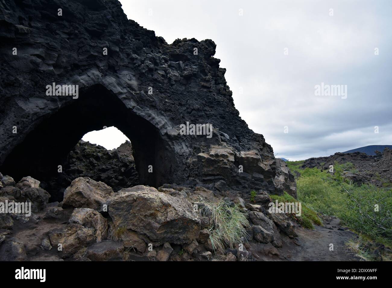 Kirkjan (l'église) une structure en tube de lave à Dimmuborgir dans le lac Myvatn, nord de l'Islande. Roche de lave avec un trou à travers le milieu. Banque D'Images