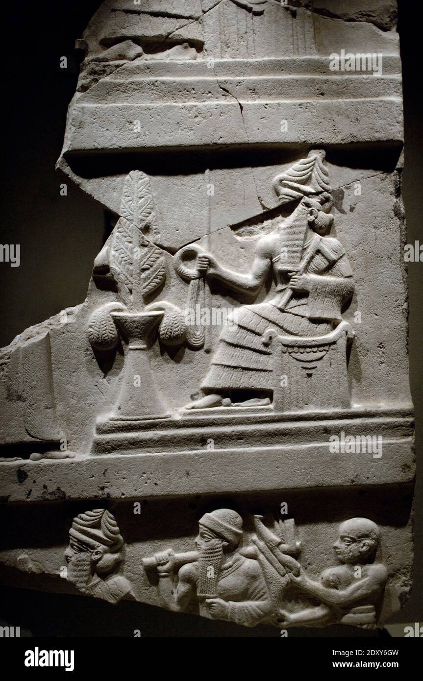 Stèle ur-Namu. Ur, (près de l'est) Mésopotamie. Pierre. Période ur III. Règne d'ur-Namma (env. 2097-2080 C.-B.). Registre supérieur: dieu Nanna tenant un court personnel et antenne. Registre inférieur : le serviteur aide le roi à porter des outils pour l'artisanat de la première brique cérémonielle. Museum of Pennsylvania, Philadelphie, États-Unis. Banque D'Images