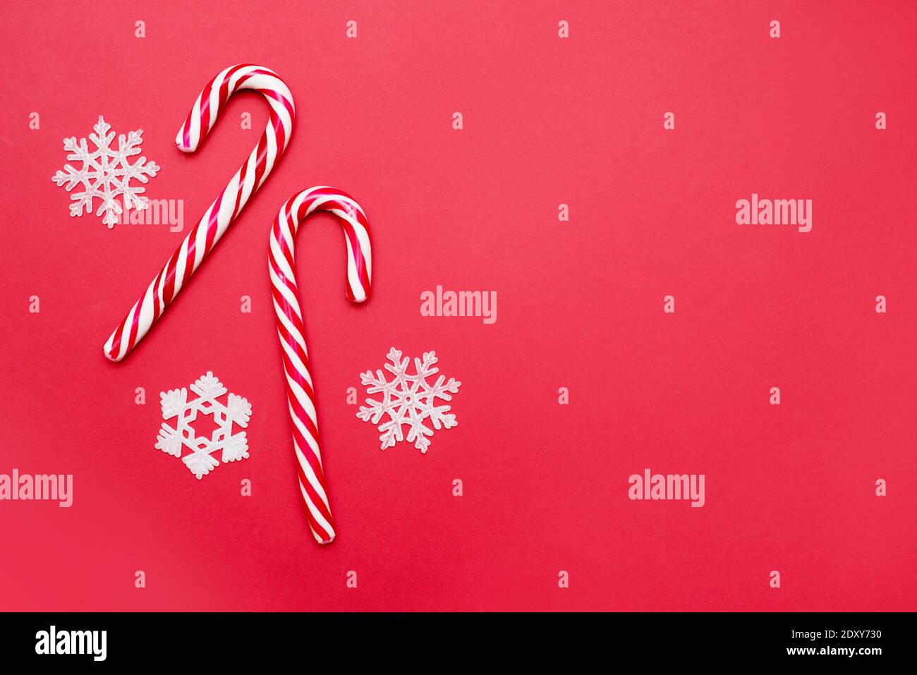 Décorations de Noël flocons de neige et canne à sucre sur fond rouge Banque D'Images