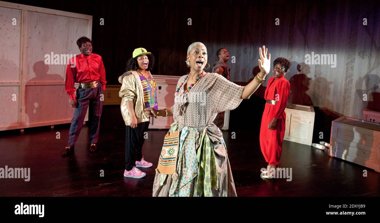 Avant : Alana Maria (tante Ethel) avec arrière (l-r) Terry Doe, Ashley Campbell, Gbemisola Ikumelo, Akiya Henry dans LE MUSÉE COLORÉ par George C. Wolfe au V&A Museum, Londres SW7 15/10/2011 a Talawa Theatre Company ensemble de production design: Jonathan Fensom éclairage: Jason Taylor réalisateur: Don Warrington Banque D'Images