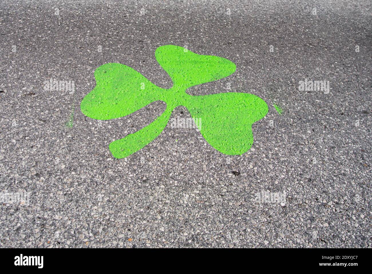Saint Louis, Mo—15 mars 2019; Green shamrock peint temporairement sur la route pour marquer la parade de jour de Saint Patrick et la course de 5K au centre-ville Banque D'Images
