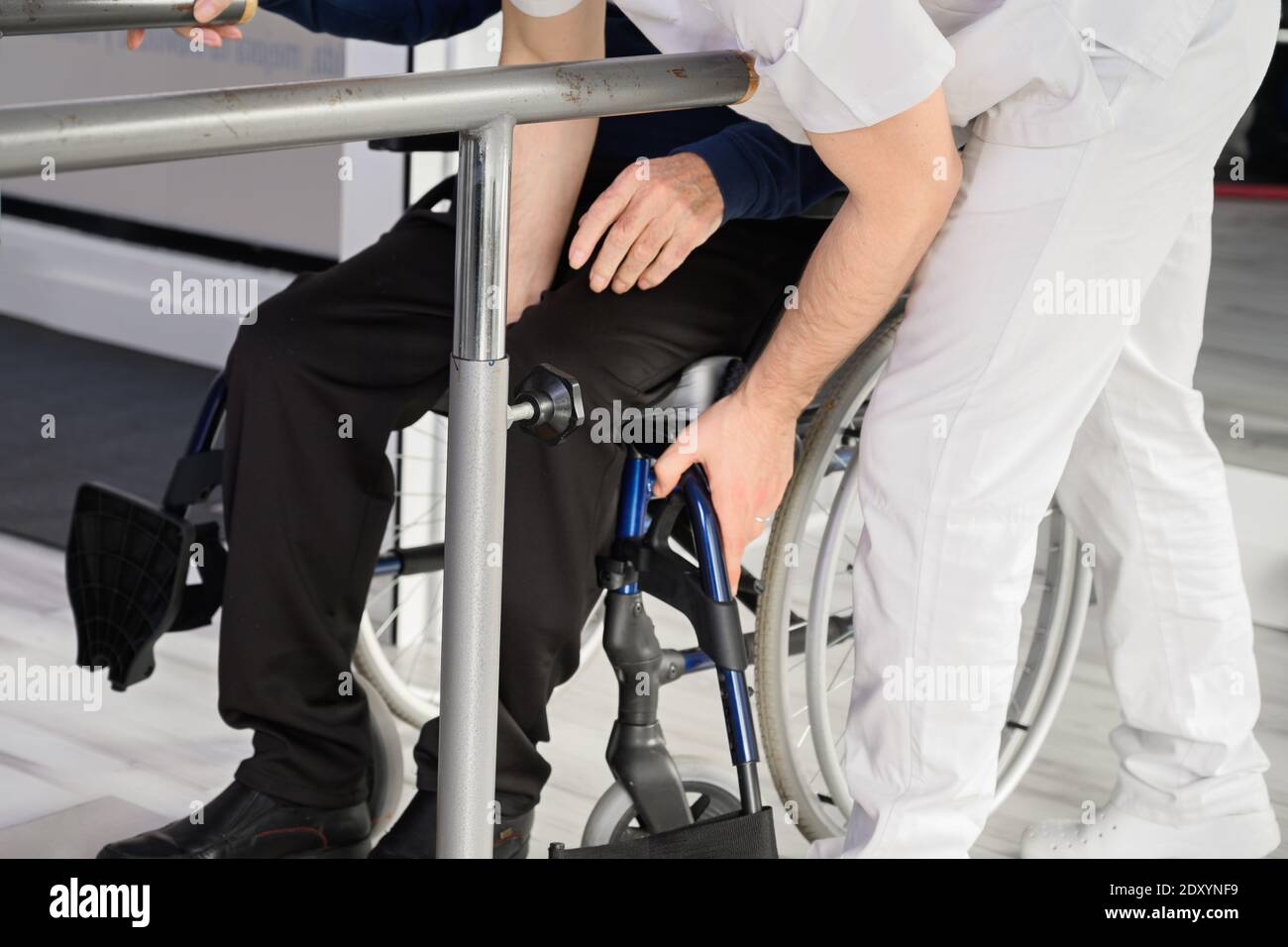 Homme âgé assisté par un physiothérapeute au centre de réadaptation. Photo de haute qualité Banque D'Images