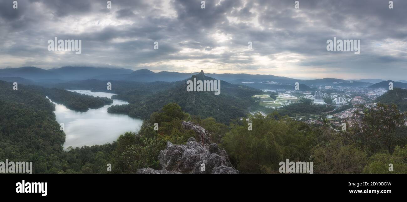 Vue panoramique des montagnes contre Ciel nuageux Banque D'Images