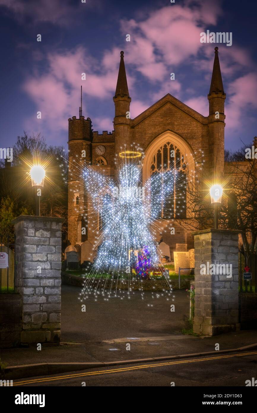 Appledore, North Devon, Angleterre. Jeudi 24 décembre 2020. Météo Royaume-Uni. Après une journée de soleil et de douches, le ciel s'efface enfin et les températures chutent sur la côte nord du Devon, tandis que l'Ange de Noël d'Appledore apporte l'esprit festif le soir de Noël au petit village côtier d'Appledore. Crédit : Terry Mathews/Alay Live News Banque D'Images