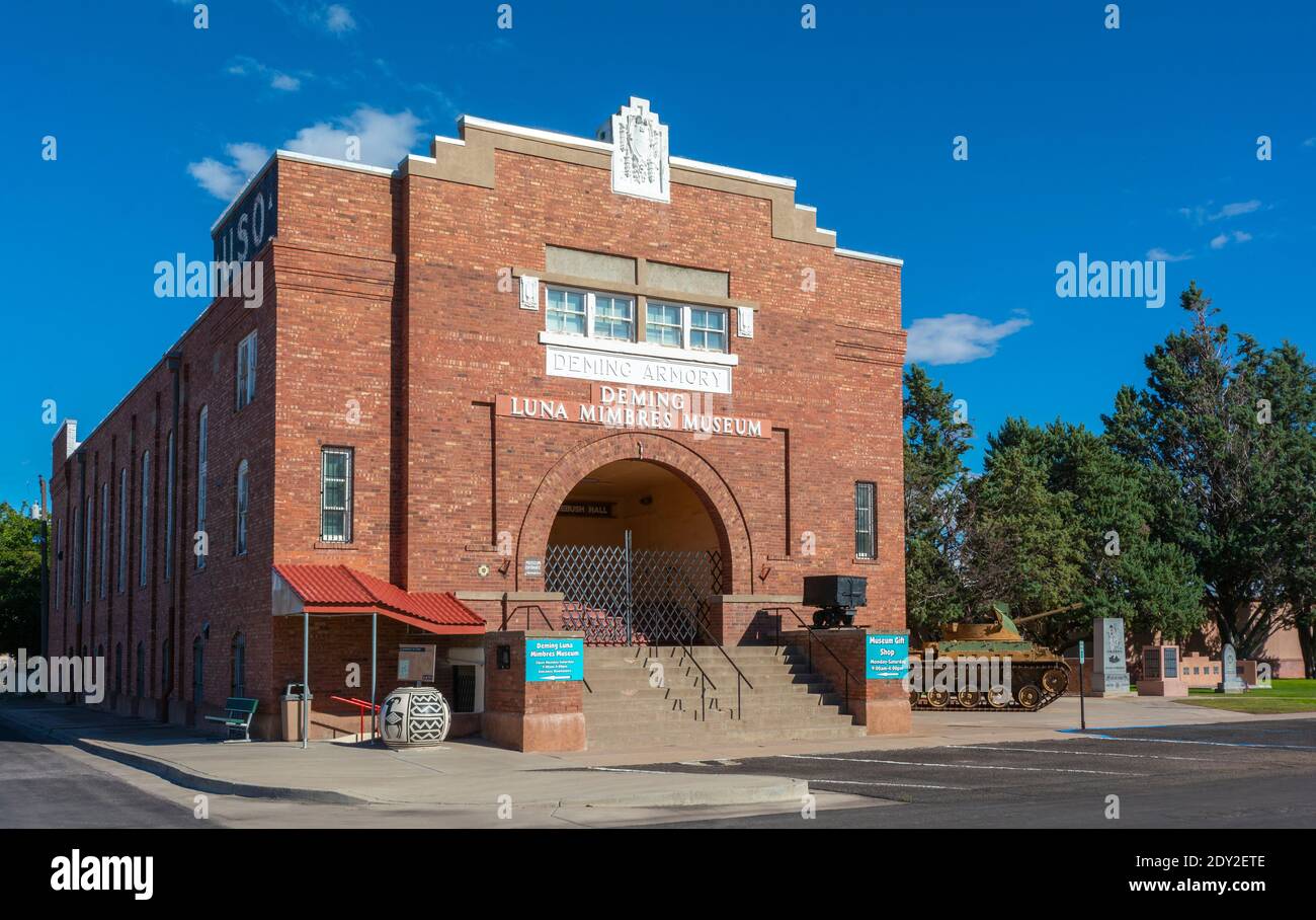 Nouveau-Mexique, Deming Luna Mimbres Museum, construit à l'origine comme armurerie en 1917, Veterans Park à droite, ancien char de l'armée Banque D'Images