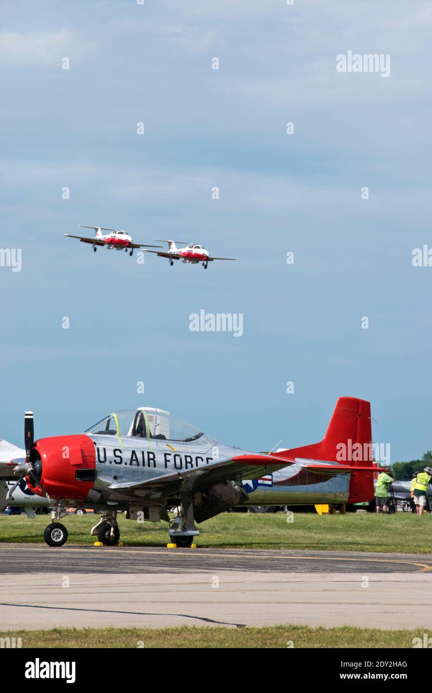 Les Snowbirds, l'air show militaire de l'équipe de démonstration de vol, voler à l'Airshow à Oshkosh, au Wisconsin. Banque D'Images