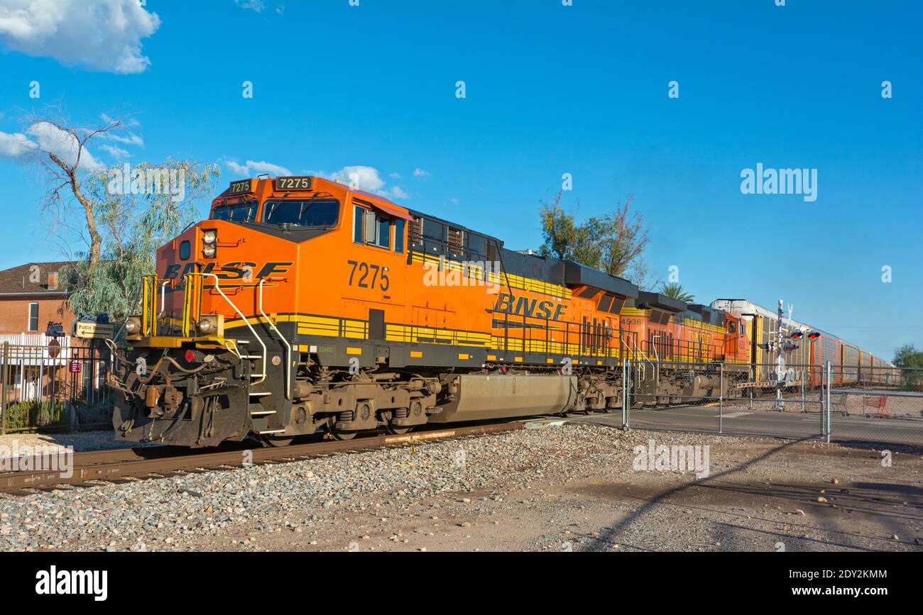 Arizona, Wickenburg, BNSF train de marchandises passant par la ville Banque D'Images