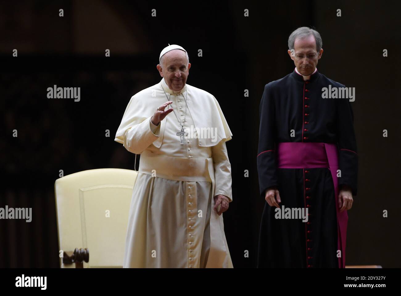 Le pape François mène une prière de vigile en préparation du Synode sur la famille le 4 octobre 2014 sur la place Saint-Pierre au Vatican. A droite : Guido Marini, Maître des Célébrations liturgiques pontificales. Photo par Eric Vandeville/ABACAPRESS.COM Banque D'Images