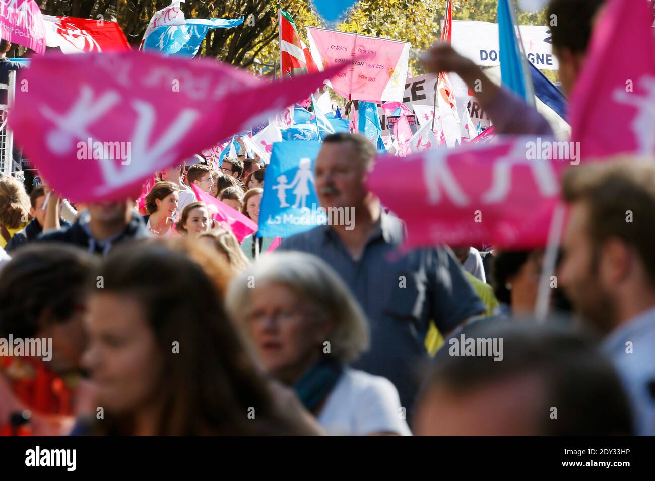 Les partisans du mariage homosexuel la Manif pour tous protestent contre la procréation médicalement assistée et l'utilisation de mères porteuses, à Bordeaux, dans l'ouest de la France, le 5 octobre 2014. Photo de Patrick Bernard/ABACAPRESS.COM Banque D'Images