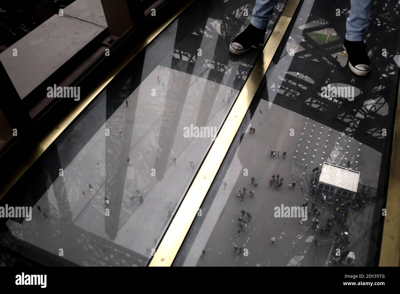 Une photo du nouveau plancher de verre de la Tour Eiffel lors de son inauguration à Paris le 6 octobre 2014. La Tour Eiffel inaugure aujourd'hui un nouveau plancher de verre qui tourne la tête des millions de touristes qui affluent chaque année vers le monument le plus connu de Paris. Photo de Stephane Lemouton/ABACAPRESS.COM Banque D'Images