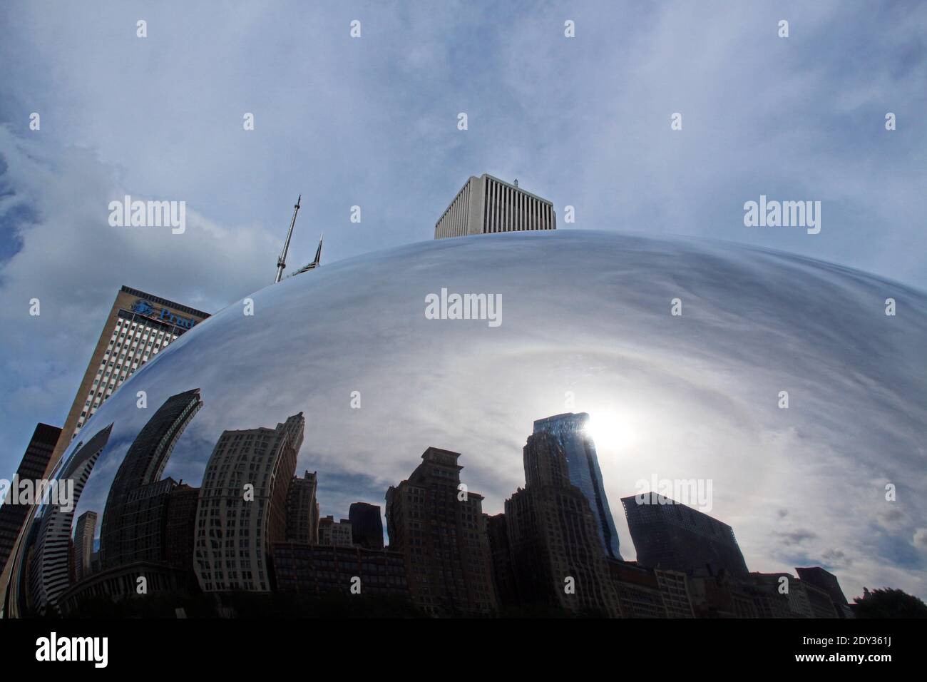 L'horizon de Chicago se reflète dans Cloud Gate, alias The Bean, Chicago, Illinois. Banque D'Images