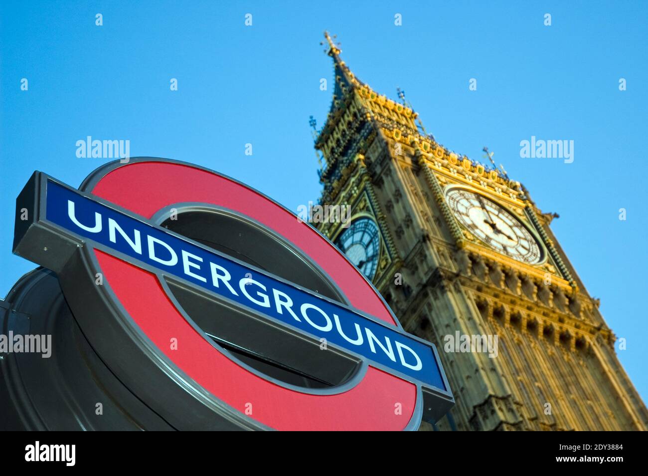 Une station de Londres 'underground' et 'inscription' de Big Ben, la célèbre horloge de style néo-gothique et la tour au Palais de Westminster, Londres, Angleterre. Banque D'Images