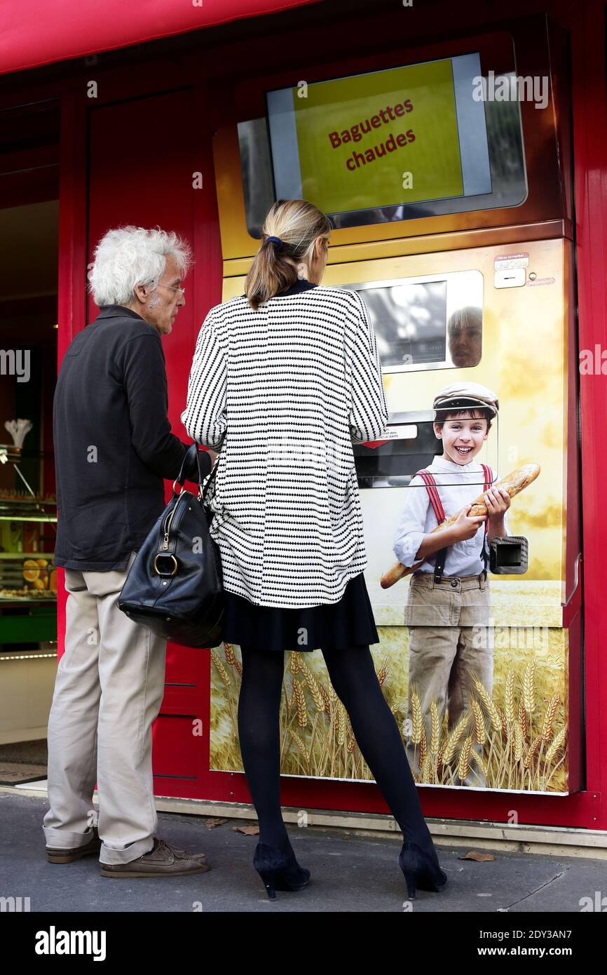 Ambiance autour du distributeur de baguette du boulanger français Jean-Louis Hecht, le Panidistributeur, lors de son inauguration devant la boulangerie 'la Panamette' à Paris, France, le 9 octobre 2014. Panididistributeur est le premier distributeur de pain frais de la capitale. Hecht remporte le 1er prix du Concours Lepine 2014, un concours annuel français pour inventeurs. Photo de Stephane Lemouton/ABACAPRESS.COM Banque D'Images