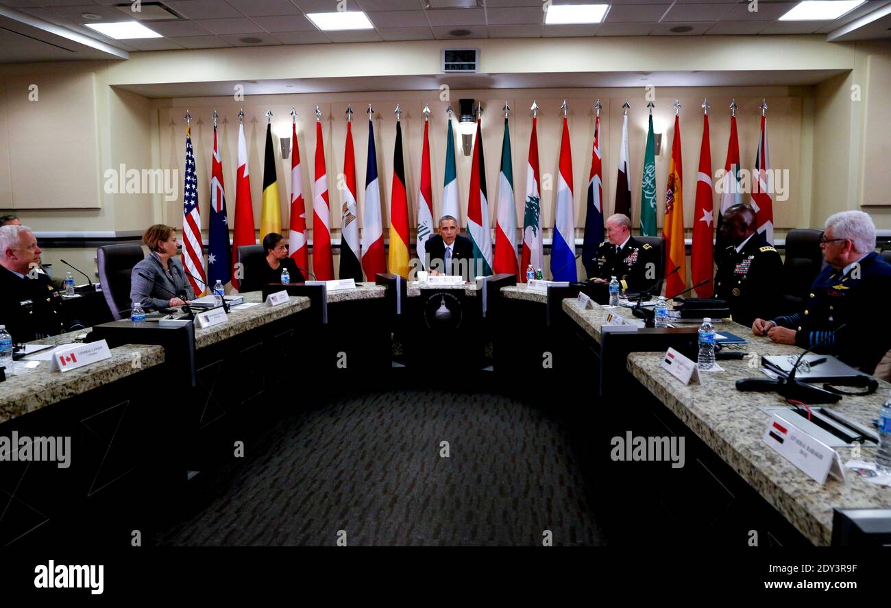 LE président AMÉRICAIN Barack Obama (C), les chefs d’état-major interarmées, le général Martin E. Dempsey (R), la Conseillère pour la sécurité nationale des États-Unis, Susan Rice (L), Lisa Monaco (2L), conseillère américaine en sécurité intérieure, et Lloyd Austin III (2R), général de commandement central des États-Unis, rencontrent 20 chefs de défense étrangers pour discuter des efforts de coalition dans le cadre de la campagne en cours contre l'ISIL le 14 octobre 2014 à la base aérienne Andrew, dans le Maryland. Des représentants de l'Allemagne, de l'Australie, de Bahreïn, de la Belgique, du Canada, du Danemark, de l'Égypte, de l'Espagne, de la France, de l'Iraq, de l'Italie, de la Jordanie, du Koweït, du Liban, des pays-Bas, de la Nouvelle-Zélande, du Qatar, de l'Arabie saoudite, de la Turquie et des Banque D'Images
