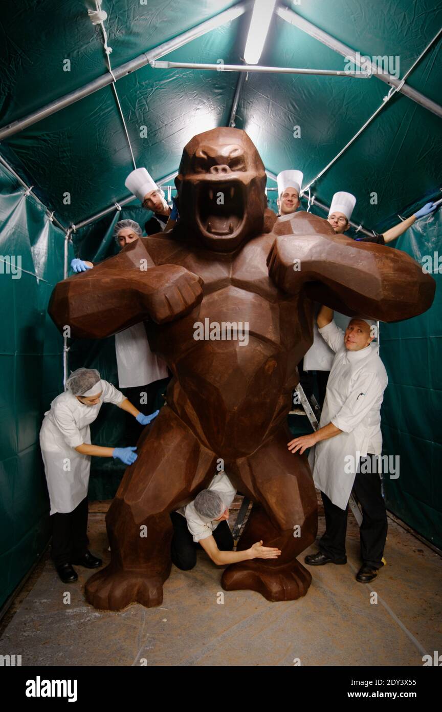 EXCLUSIF. Un Kong géant fabriqué avec du chocolat par l'artiste français  Richard Orlinski et le maître de chocolat Jean-Paul Hevin pour célébrer la  20e Foire du chocolat (salon du chocolat) à l'usine
