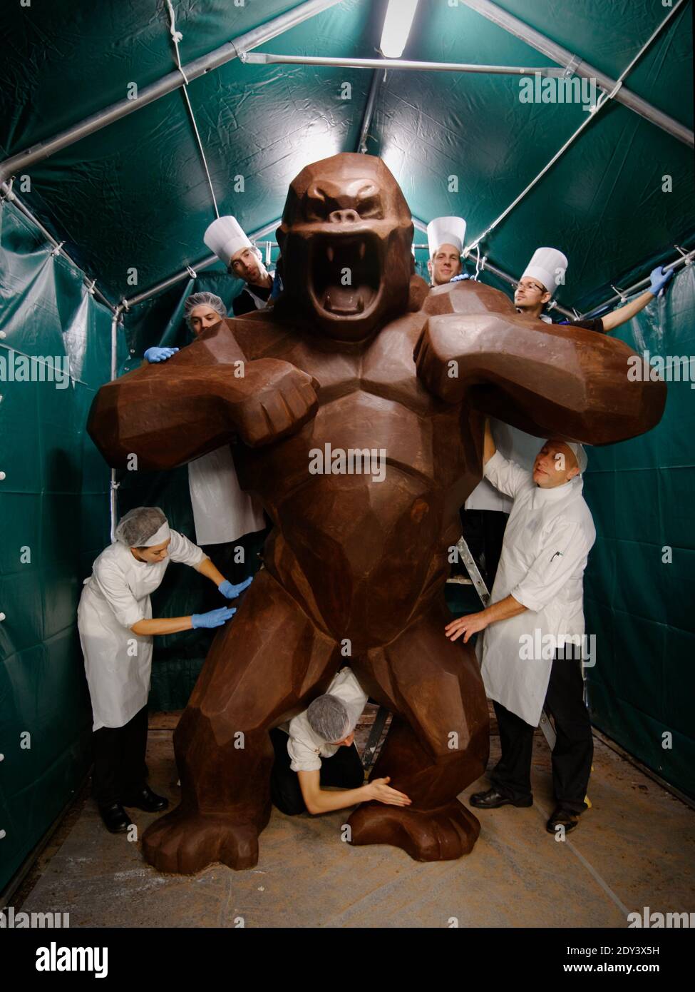 EXCLUSIF. Un Kong géant fabriqué avec du chocolat par l'artiste français  Richard Orlinski et le maître de chocolat Jean-Paul Hevin pour célébrer la  20e Foire du chocolat (salon du chocolat) à l'usine