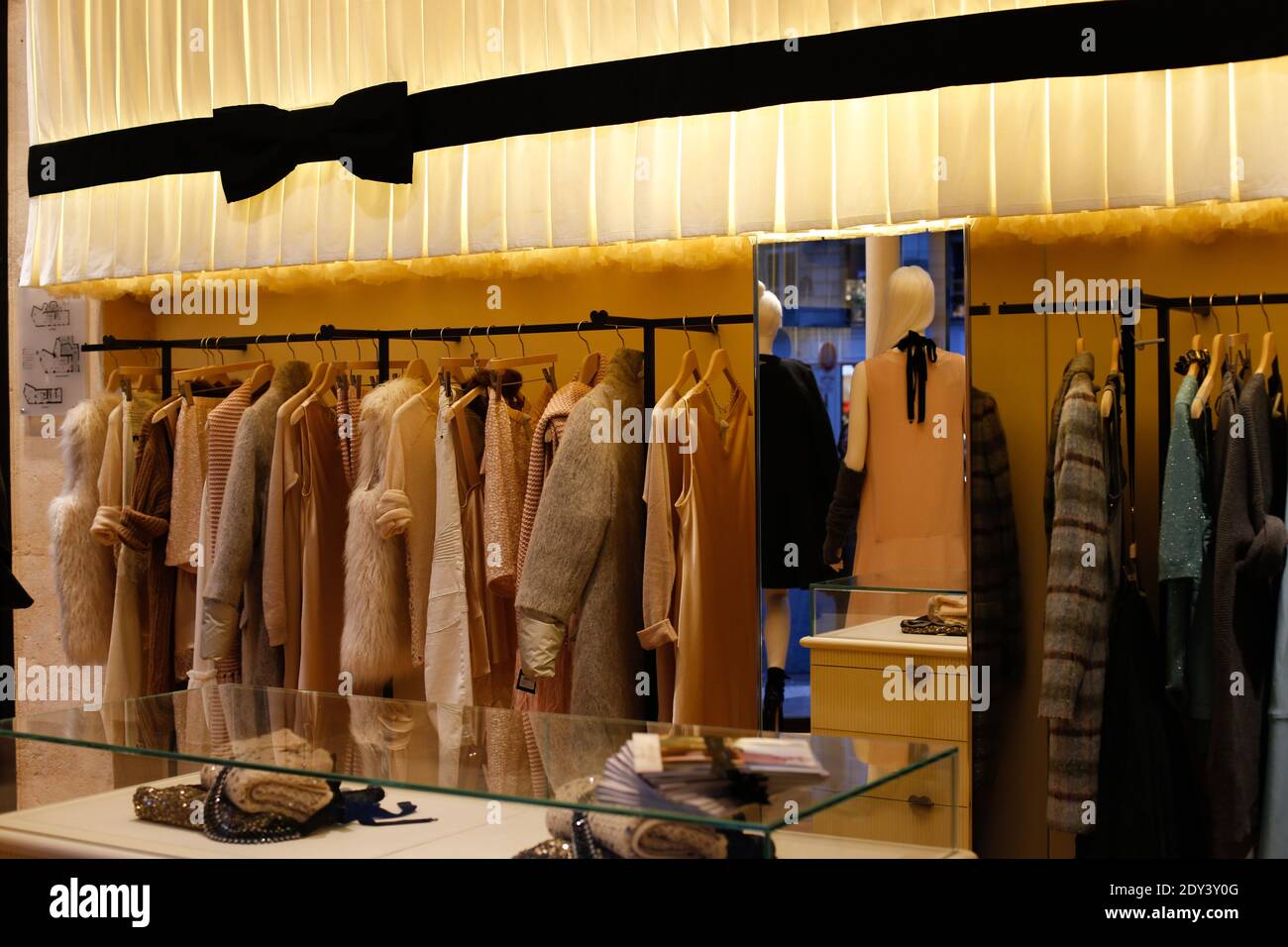 Atmosphère pendant l'ouverture du magasin Twin-Set, qui s'est tenu rue du  vieux Colombier, Paris, le 16 octobre 2014. Photo de Sophie  Mhabille/ABACAPRESS.COM Photo Stock - Alamy