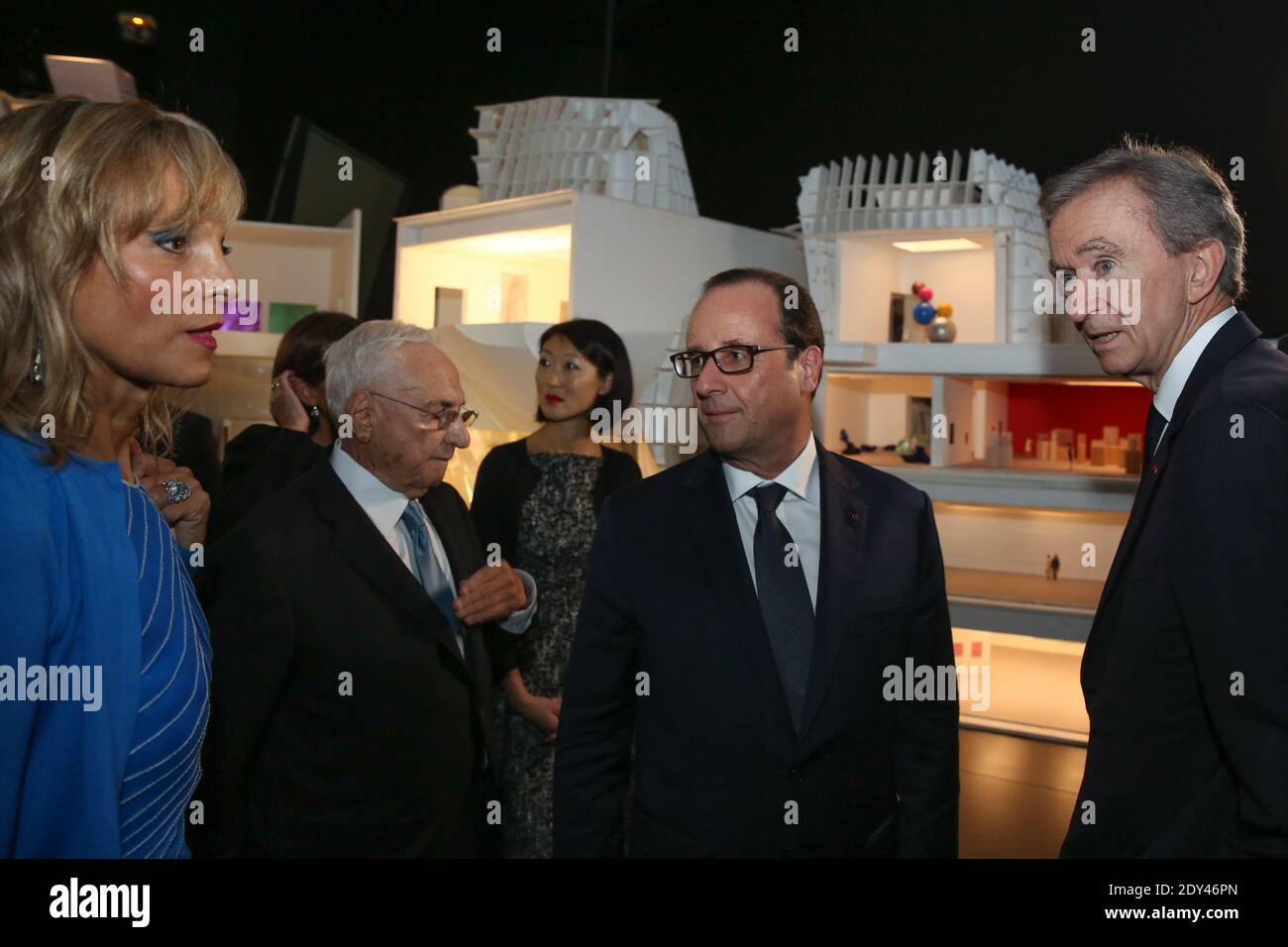 Helene Mercier-Arnault, architecte canado-américain Frank Gehry, président français François Hollande et chef de la direction de la LVMH Bernard Arnault à l'inauguration de la Fondation Louis Vuitton, une semaine avant son ouverture officielle au public, à Paris, en France, le 20 octobre 2014. Photo Pool par Hamilton/ABACAPRESS.COM Banque D'Images