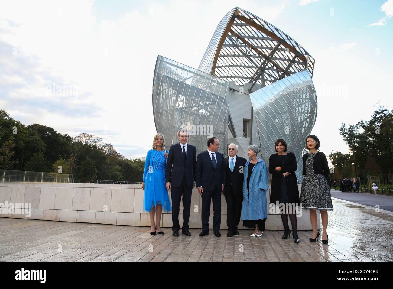 (G-D) Hélène Mercier-Arnault, PDG de la LVMH Bernard Arnault, président François Hollande, architecte canado-américain Frank Gehry, épouse Berta Isabel Aguilera, maire de Paris Anne Hidalgo et ministre de la Culture et de la communication Fleur Pellerin à l'inauguration de la Fondation Louis Vuitton, une semaine avant son ouverture officielle au public, à Paris, France le 20 octobre 2014. Photo Pool par Hamilton/ABACAPRESS.COM Banque D'Images