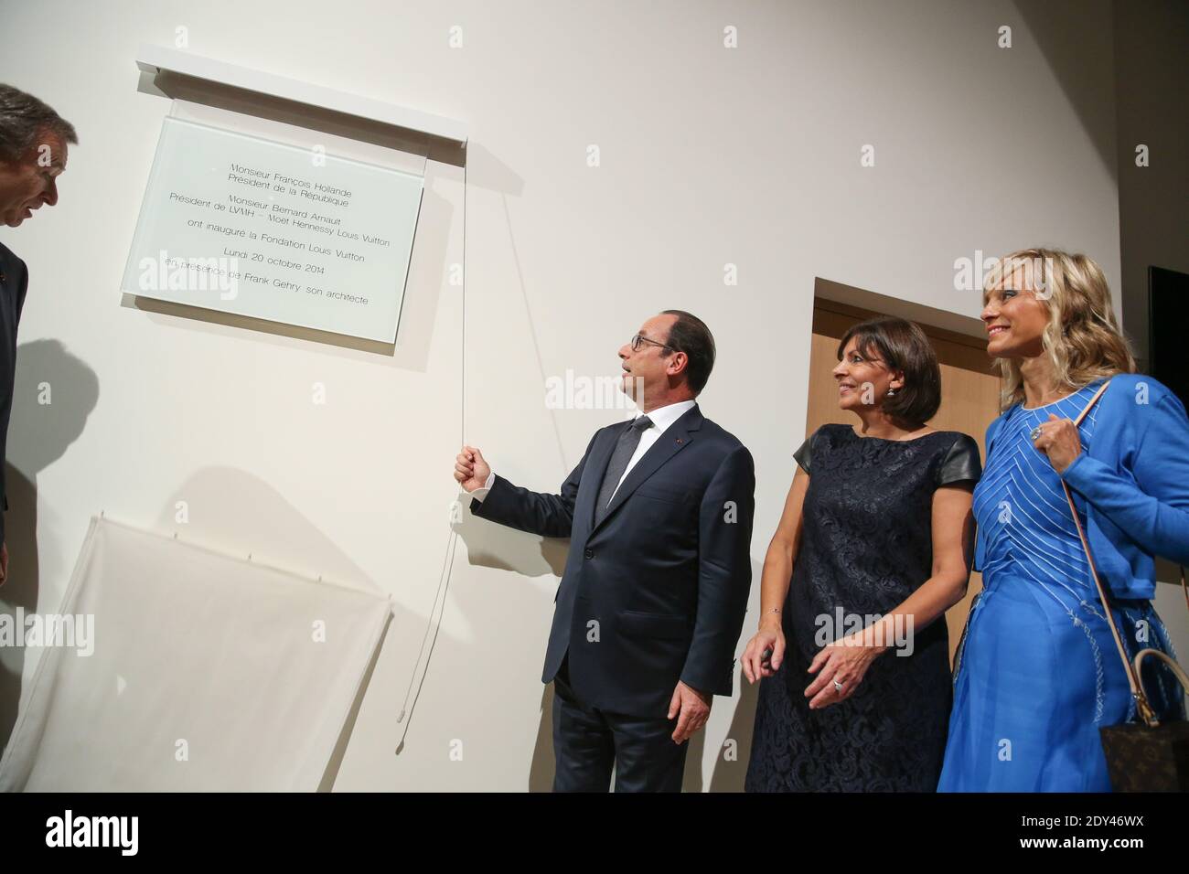 Bernard Arnault, PDG de la LVMH, François Hollande, Anne Hidalgo, maire de Paris, et Helene Mercier-Arnault à l'inauguration de la Fondation Louis Vuitton, une semaine avant son ouverture officielle au public, à Paris, en France, le 20 octobre 2014. Photo Pool par Hamilton/ABACAPRESS.COM Banque D'Images