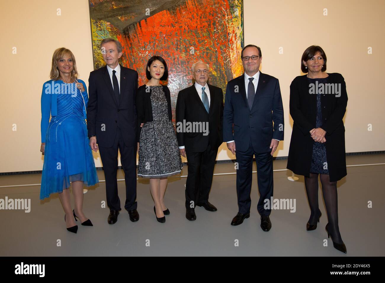 (G-D) Helene Mercier-Arnault, PDG de LVMH Bernard Arnault, ministre français de la Culture et de la communication Fleur Pellerin, architecte canado-américain Frank Gehry, président français François Hollande et maire de Paris Anne Hidalgo posent devant 'Gudrun', une huile sur toile de Gerhard Richter à l'inauguration de la Fondation Louis Vuitton, Une semaine avant son ouverture officielle au public, à Paris, en France, le 20 octobre 2014. Photo Pool par Romuald Meigneux/ABACAPRESS.COM Banque D'Images