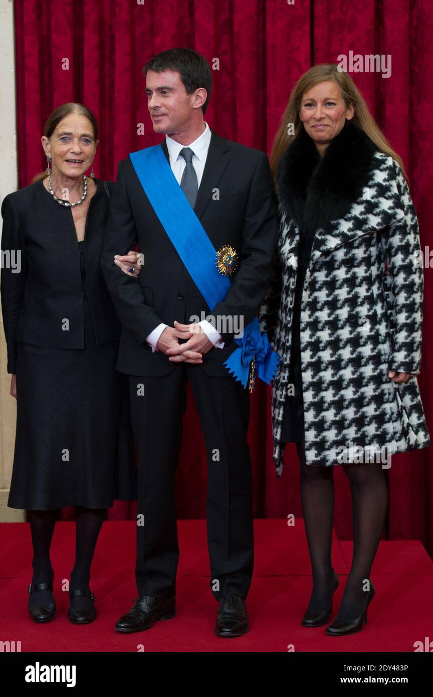 Le Premier ministre français Manuel Valls pose avec sa femme Anne Gravoin et sa mère Luisangela Galfetti après avoir reçu l'ordre de la Grande Croix de l'ordre National du merite par le Président François Hollande, à l'Elysée à Paris, France, le 22 octobre 2014. Chaque président français depuis le président Valéry Giscard d'Estaing décerne traditionnellement son Premier ministre après ses six premiers mois de service. Photo de Thierry Orban/ABACAPRESS.COM Banque D'Images