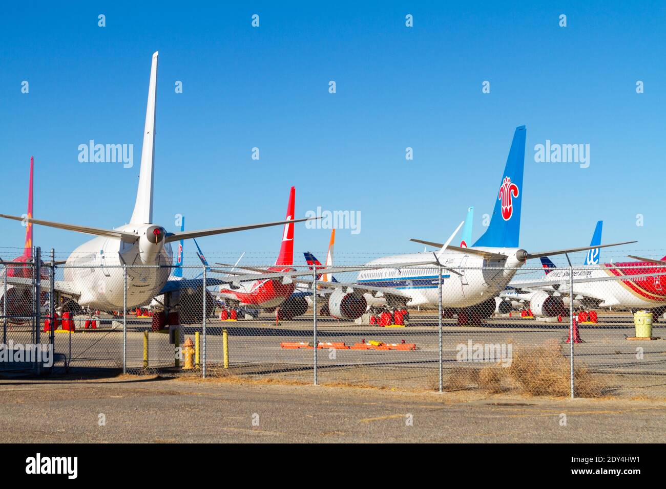 Victorville, CA, États-Unis – 22 décembre 2020 : les avions de ligne commerciaux sont stationnés derrière une clôture à l'aéroport logistique de la Californie du Sud à Victor Banque D'Images