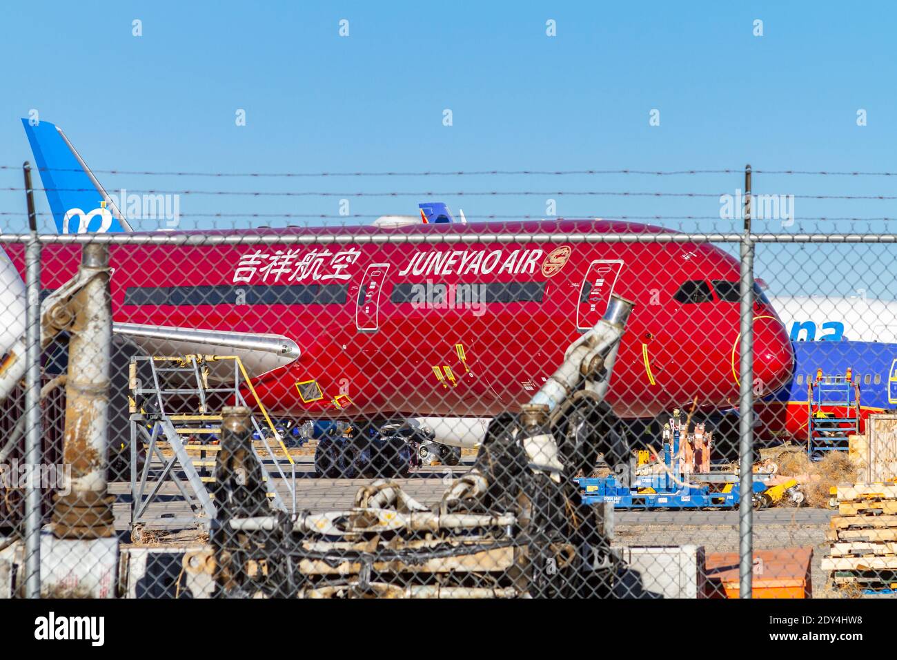 Victorville, CA, États-Unis – 22 décembre 2020 : un avion Juneyao Air est entreposé derrière une zone clôturée de l'aéroport logistique de la Californie du Sud à Victor Banque D'Images