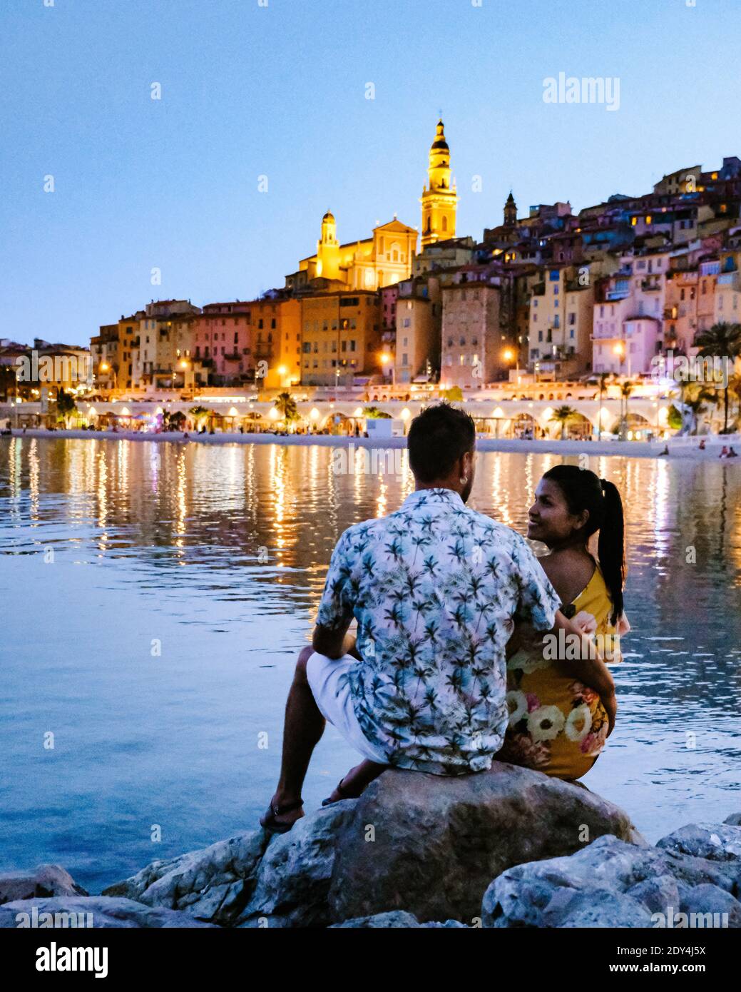 Menton France ville colorée French Rivera, vieille ville colorée Menton sur la Côte d'Azur, France. Europe, couple hommes et femme en vacances à Menton Banque D'Images