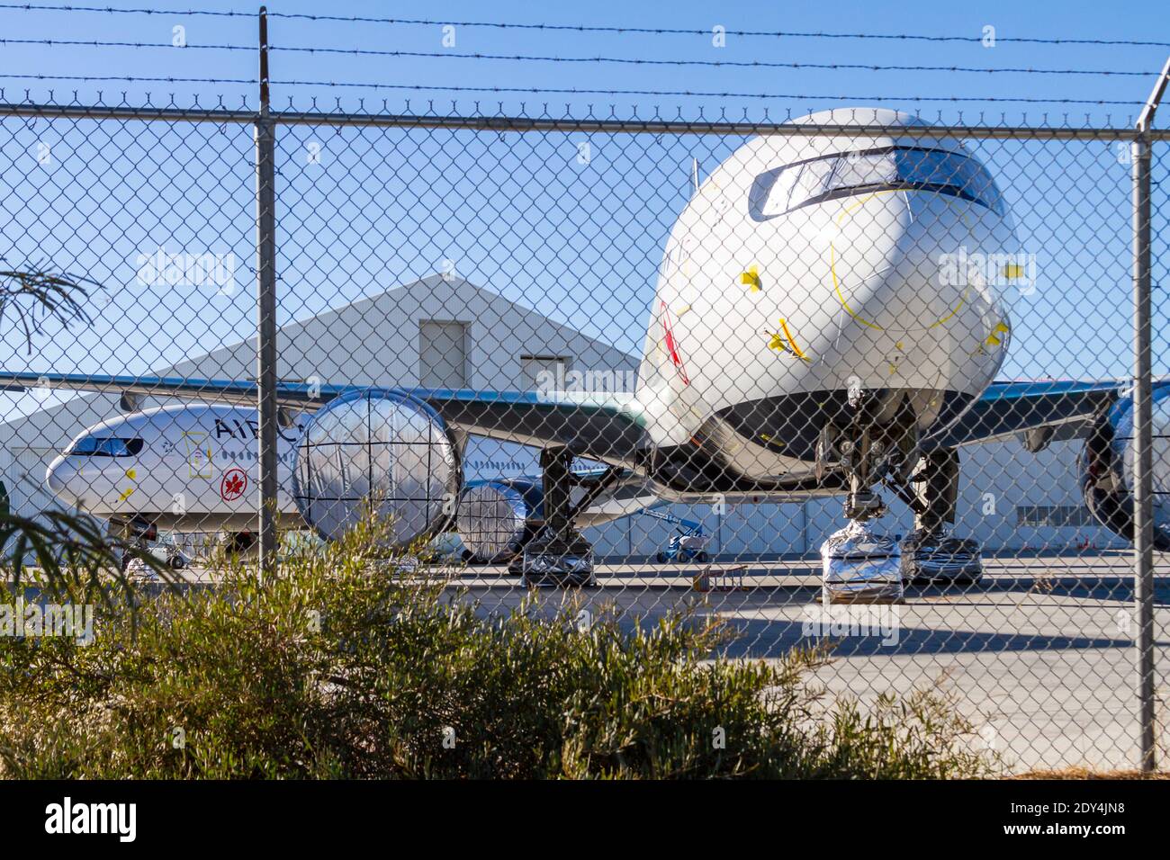 Victorville, CA, États-Unis – 22 décembre 2020 : deux aéronefs d'Air Canada stationnés dans un chantier d'entretien à l'aéroport logistique de la Californie du Sud à Victor Banque D'Images