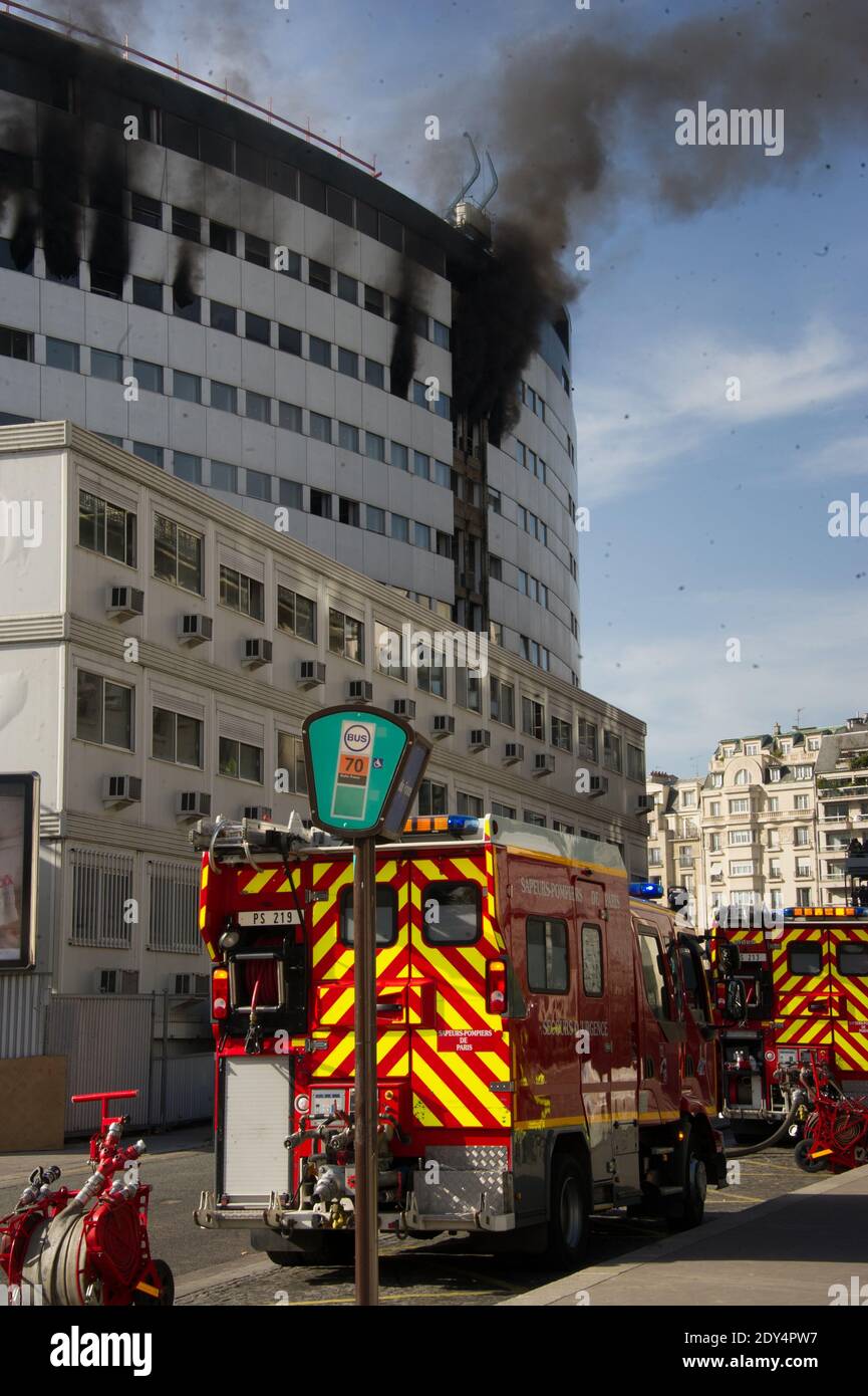 Les pompiers se tiennent près de la Maison de la radio alors que de la  fumée s'échappe du bâtiment qui accueille les stations de radio France lors  d'un incendie à Paris, en