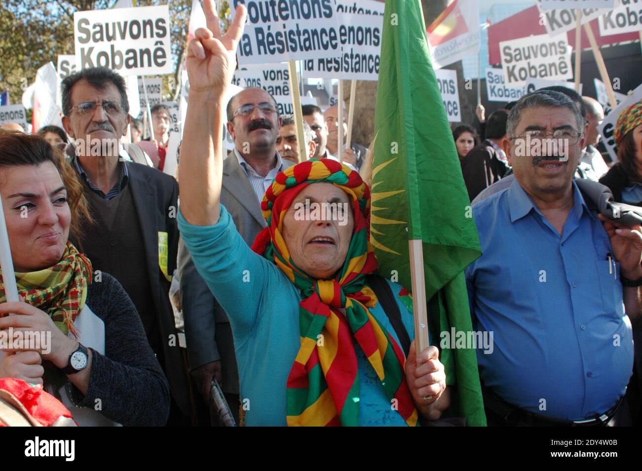 Les manifestants brandisent des signes qui se lisent sur Save Kobane lors d'un rassemblement, le 1er novembre 2014 à Paris, dans le cadre d'une journée internationale organisée pour soutenir les combattants kurdes qui tentent de repousser les militants de l'État islamique (EI) dans la ville frontalière syrienne de Kobane, également connue sous le nom d'Ain al-Arab. Les combats ont fait rage à Kobane, près de la frontière turco-syrienne, après que les jihadistes de l'État islamique ont lancé un nouvel assaut sur les milices kurdes soutenues par l'arrivée des forces peshmerga (kurdes) irakiennes lourdement armées. Photo d'Alain Apaydin/ABACAPRESS.COM Banque D'Images