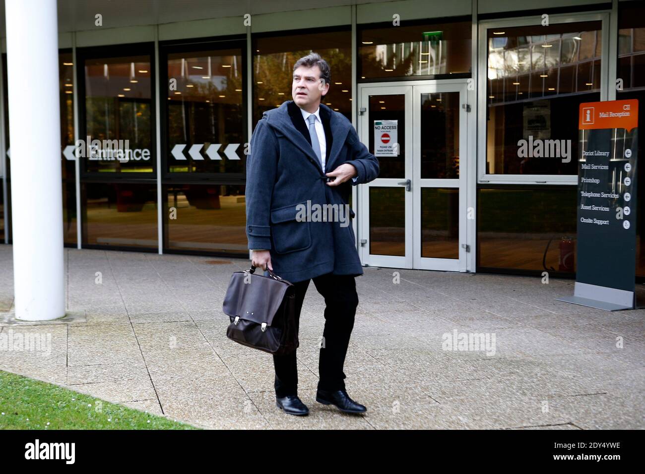 SOUS EMBARGO POUR LE WEB ET LES APPS EN FRANCE JUSQU'au 20 NOVEMBRE 2014 - l'ancien ministre de l'économie Arnaud Montebourg arrive à l'école de commerce de l'INSEAD à Fontainebleau, en France, le 3 novembre 2014. Montebourg commence aujourd'hui un cours de gestion afin de créer sa propre entreprise. Photo par ABACAPRESS.COM Banque D'Images