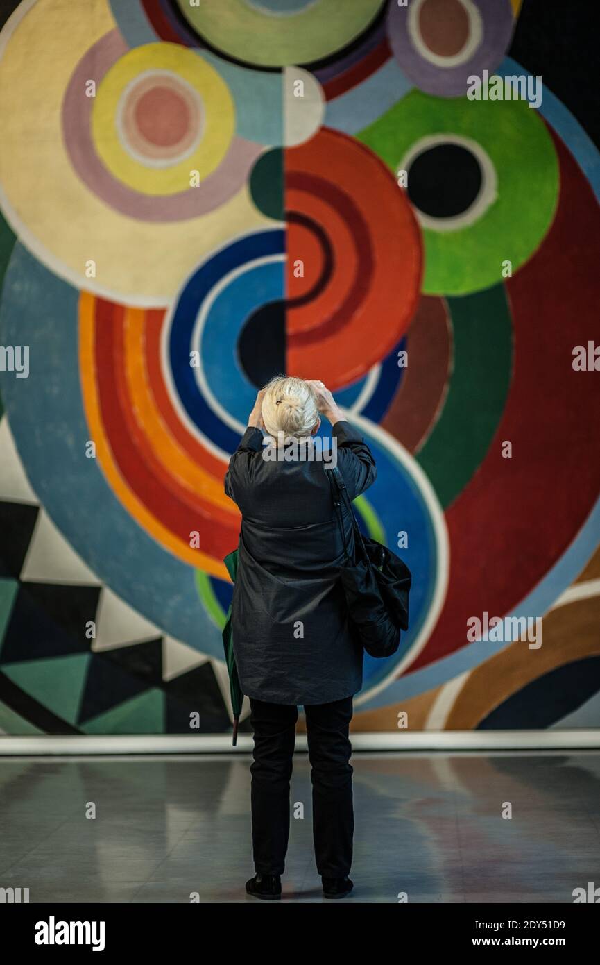 Exposition rétrospective de Sonia Delaunay lors de la journée de presse au Musée d'Art moderne de Paris, France, le 3 novembre 2014. Cette exposition sera présentée au Tate Modern Museum de Londres le 15 avril 2015. Photo Thierry Orban/ABACAPRESS.COM Banque D'Images