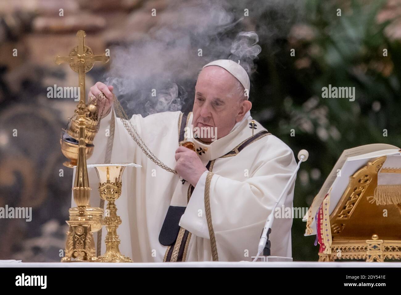 Rome, Etat de la Cité du Vatican, Italie. 24 décembre 2020. 24 décembre 2020 - Cité du Vatican (Saint-Siège) - LE PAPE FRANÇOIS célèbre la Messe de minuit bientôt la solennité de la nativité du Seigneur dans la Basilique Saint-Pierre au Vatican - © EvandroInetti/Pool/Ibanez via ZUMA Wire Credit: Evandroinetti/ZUMA Wire/Alamy Live News Banque D'Images