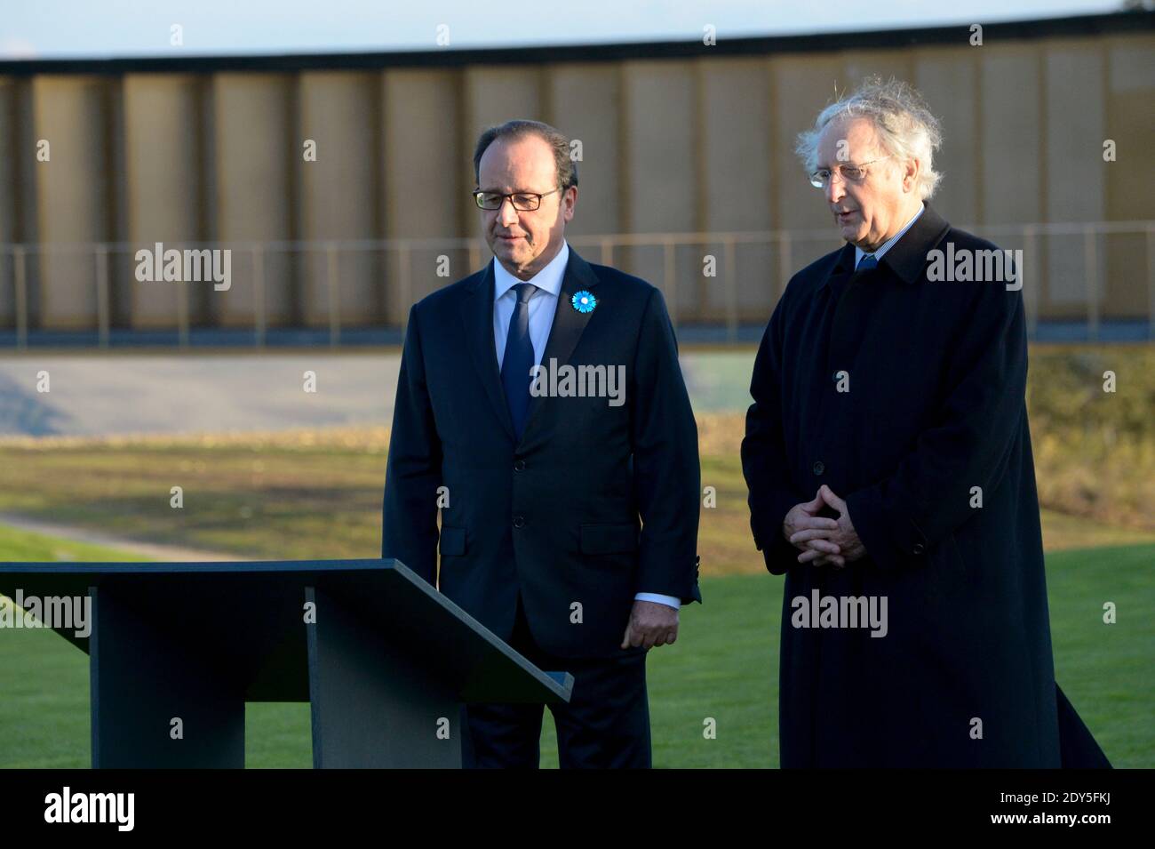 Le président français François Hollande aux côtés du président du régime du  Nord-pas-de-Calais Daniel Percheron, alors qu'il visite l'anneau de la  mémoire lors de son inauguration officielle dans le cadre de la
