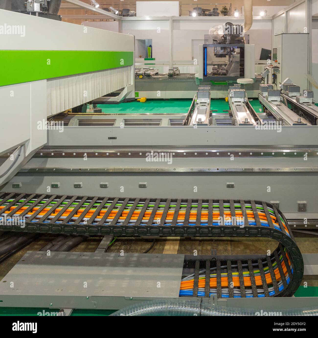 Porte-câbles protection de mouvement flexible sur machine CNC Banque D'Images