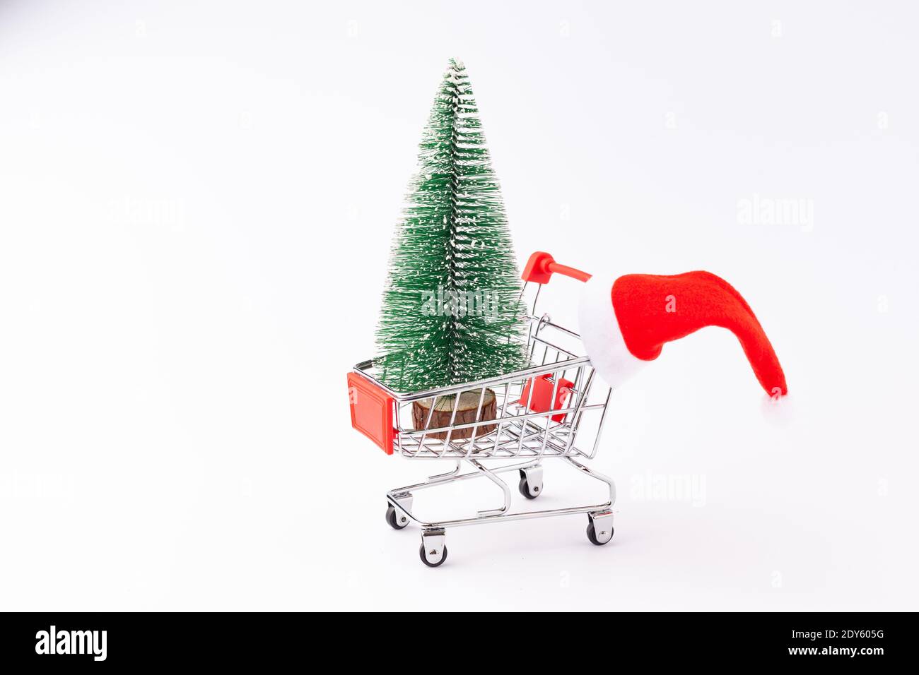 Petit chariot de supermarché avec arbre de Noël Banque D'Images