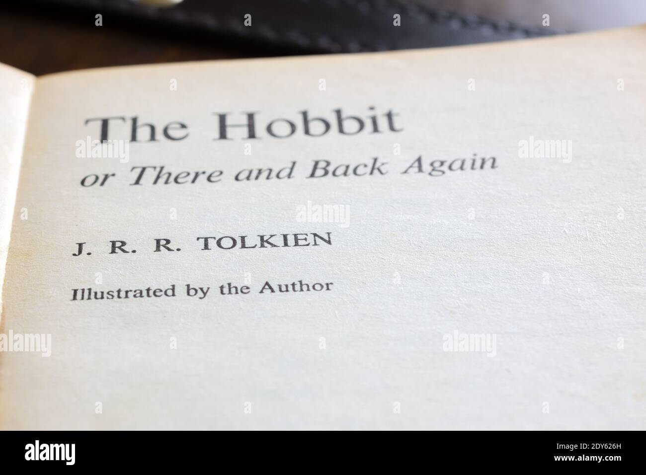 Une page de titre de l'édition rétro de livre de poche du Hobbit écrit par J.R.R. Tolkien en 1937 une histoire classique pour enfants qui a été imprimée depuis plus de 81 ans Banque D'Images