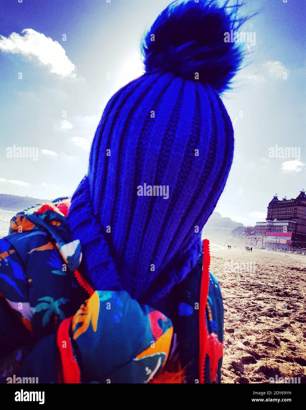 Gros plan sur le visage de l'enfant avec bonnet en maille bleue à la plage  Photo Stock - Alamy