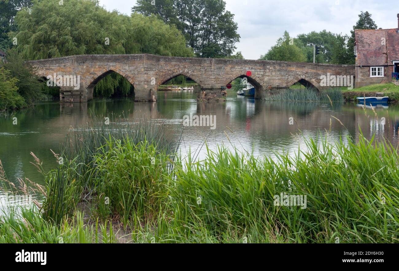 OXFORDSHIRE, Royaume-Uni - 02 JUILLET 2008 : vue sur le pont Newbridge au-dessus de la Tamise à Radcot Banque D'Images