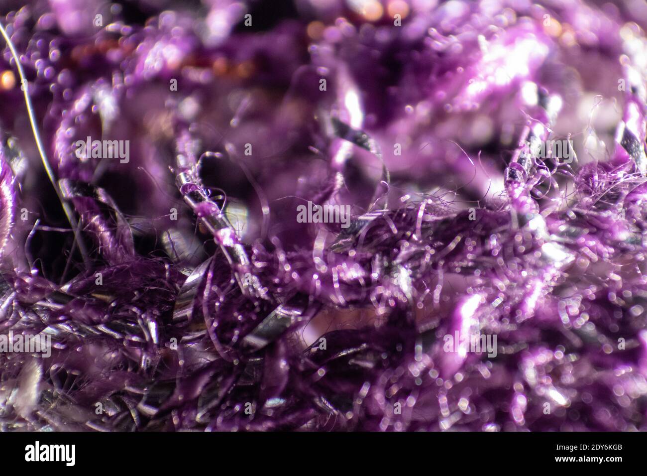 Gros plan des fibres de tissu violet d'un foulard . Photo de haute qualité Banque D'Images