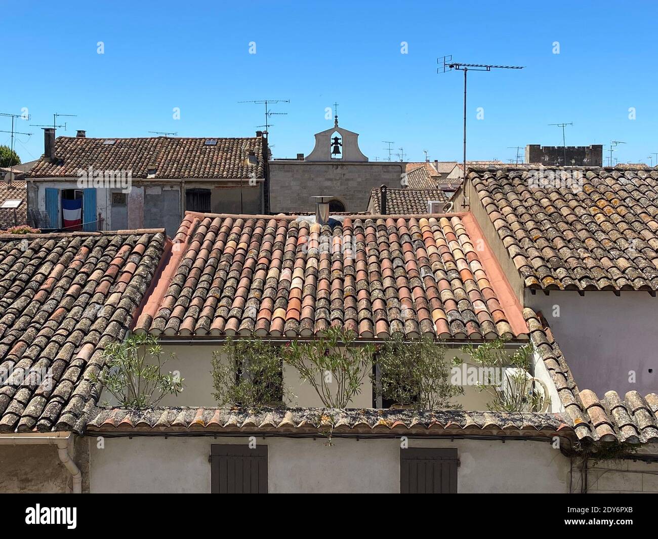 Vue à angle bas de la maison avec tuiles de toit contre le ciel Photo Stock  - Alamy