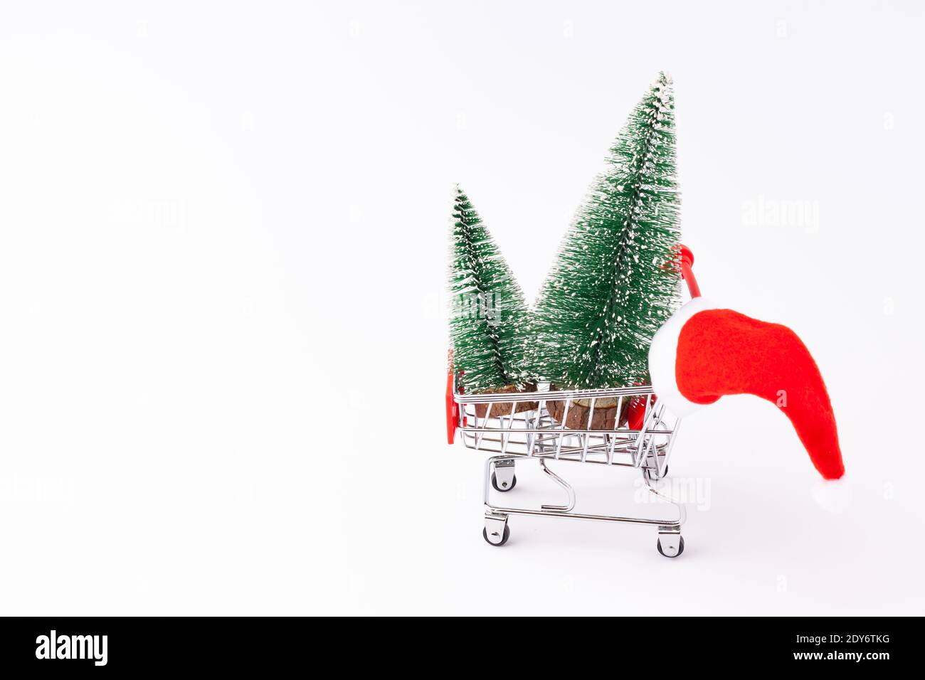 Deux arbres de Noël dans un tramway de supermarché Banque D'Images